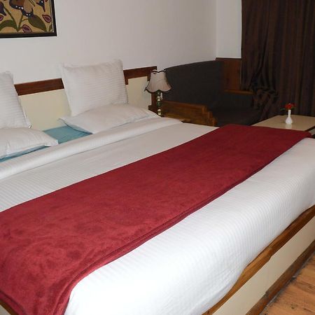 Standard Hotel And Resturant Srīnagar Esterno foto