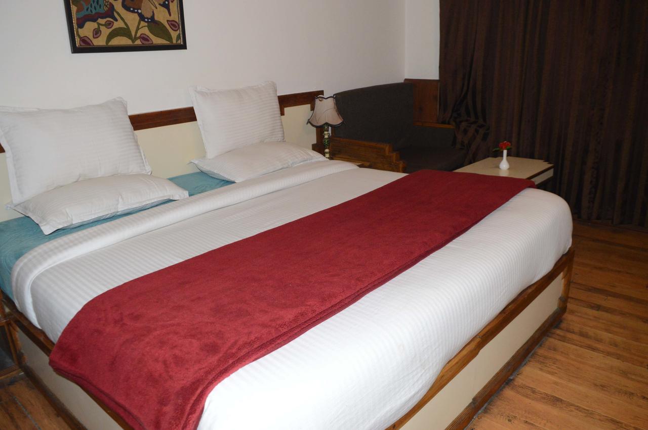 Standard Hotel And Resturant Srīnagar Esterno foto