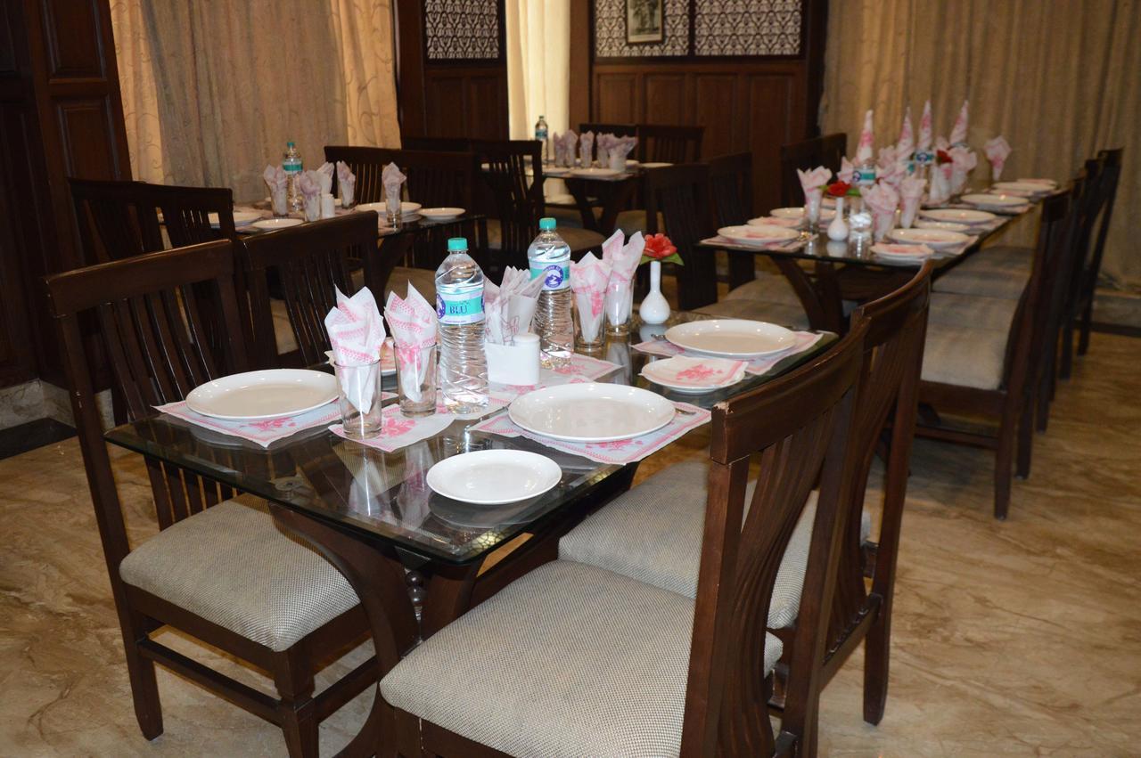 Standard Hotel And Resturant Srīnagar Esterno foto