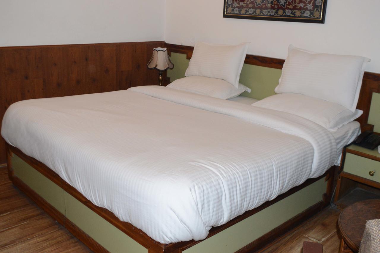 Standard Hotel And Resturant Srīnagar Esterno foto