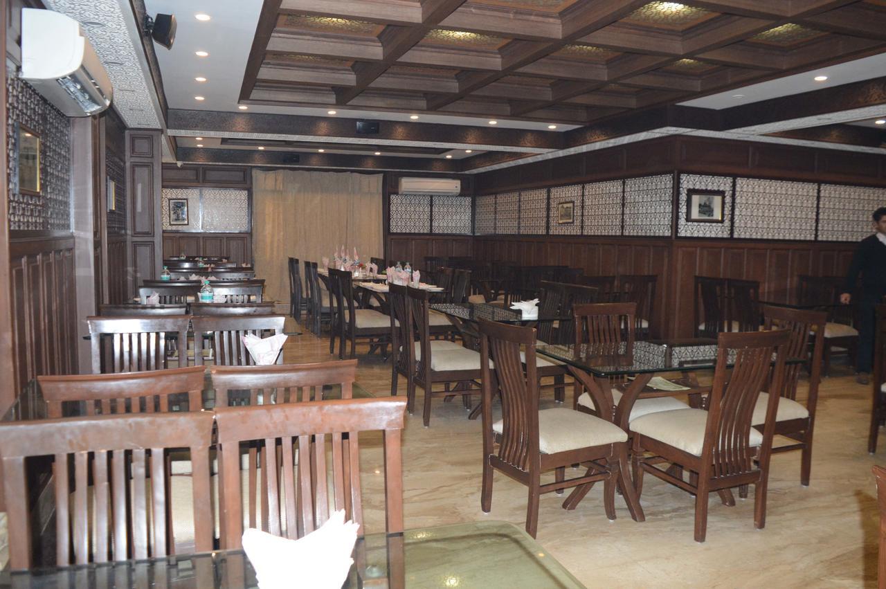 Standard Hotel And Resturant Srīnagar Esterno foto