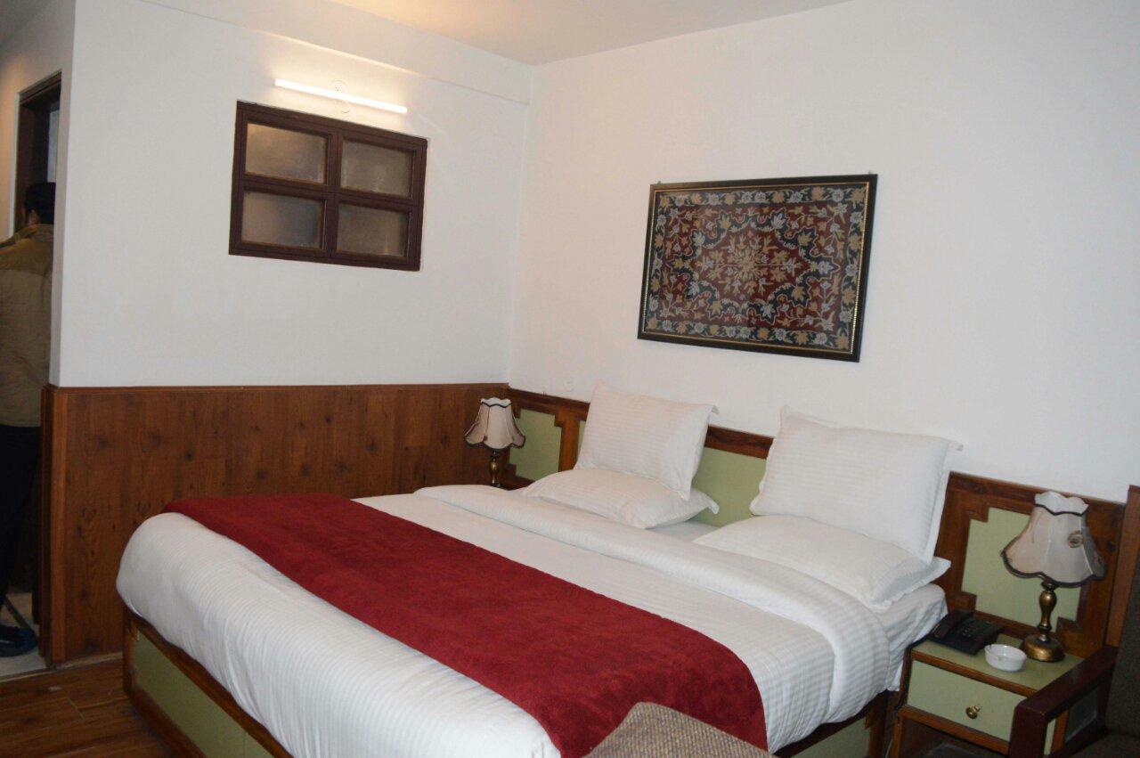 Standard Hotel And Resturant Srīnagar Esterno foto