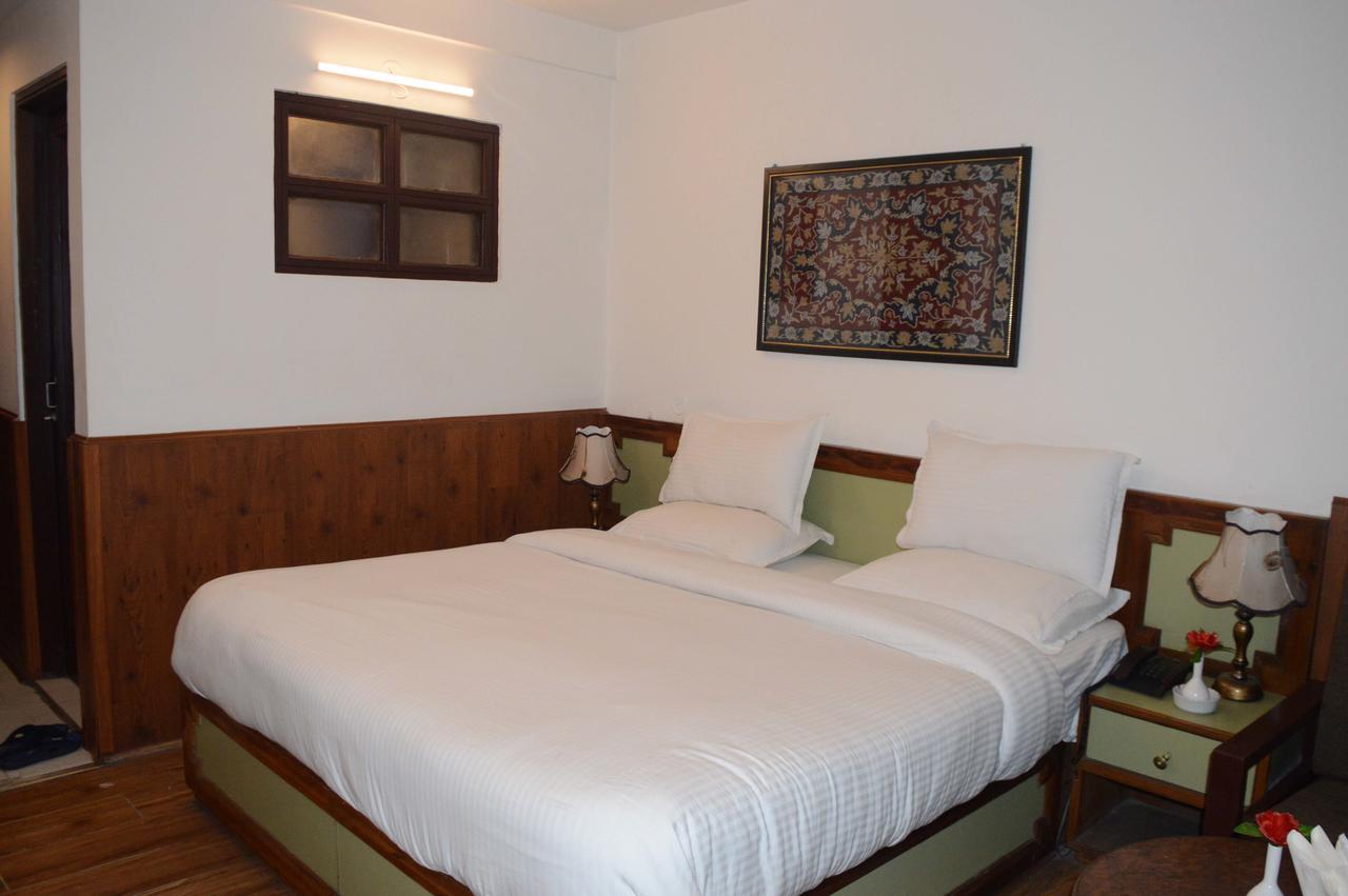 Standard Hotel And Resturant Srīnagar Esterno foto