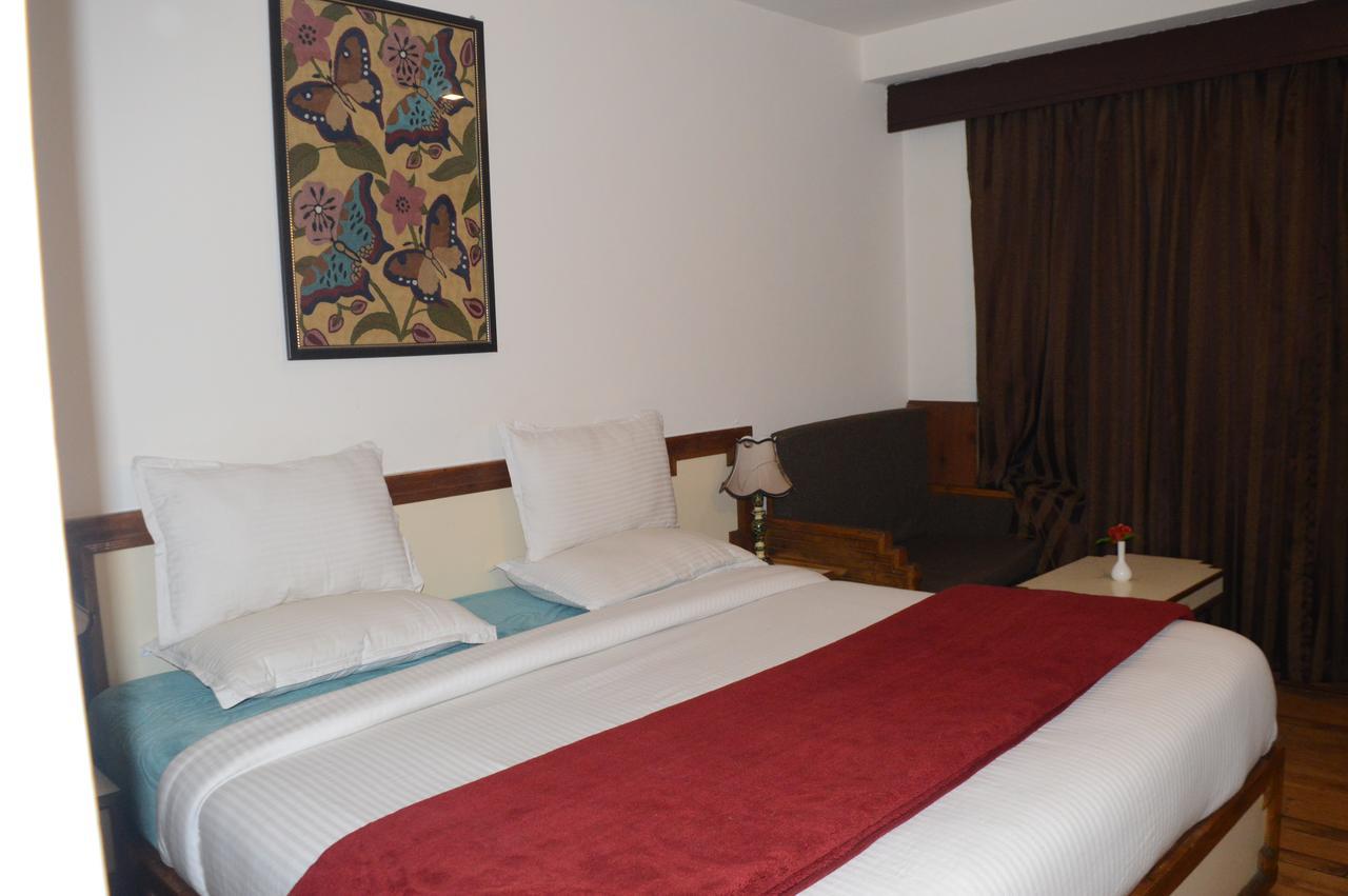 Standard Hotel And Resturant Srīnagar Esterno foto