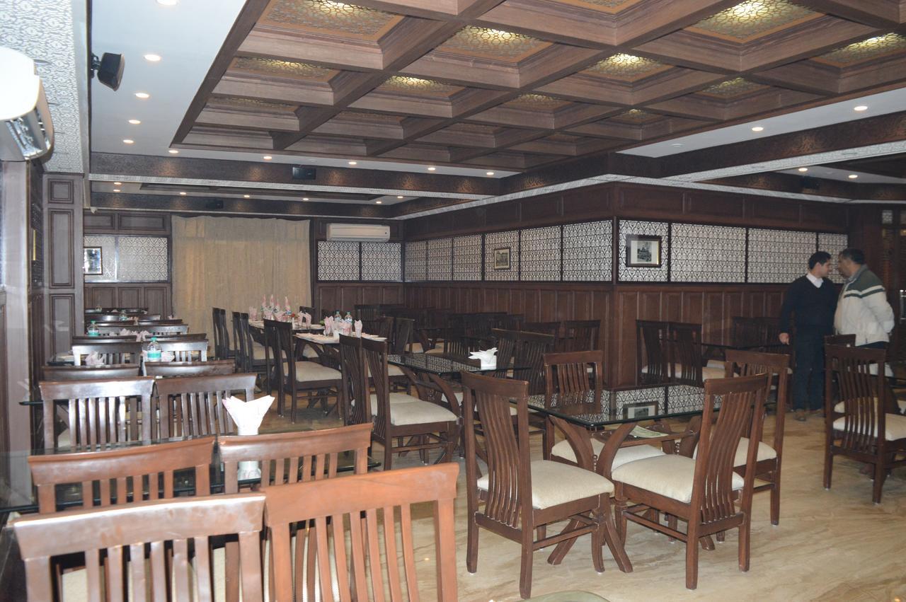 Standard Hotel And Resturant Srīnagar Esterno foto