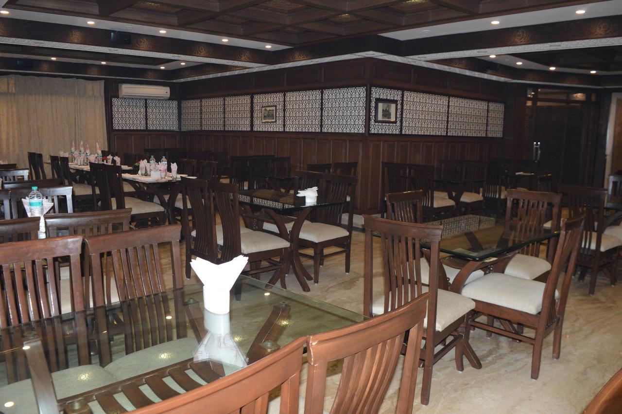 Standard Hotel And Resturant Srīnagar Esterno foto