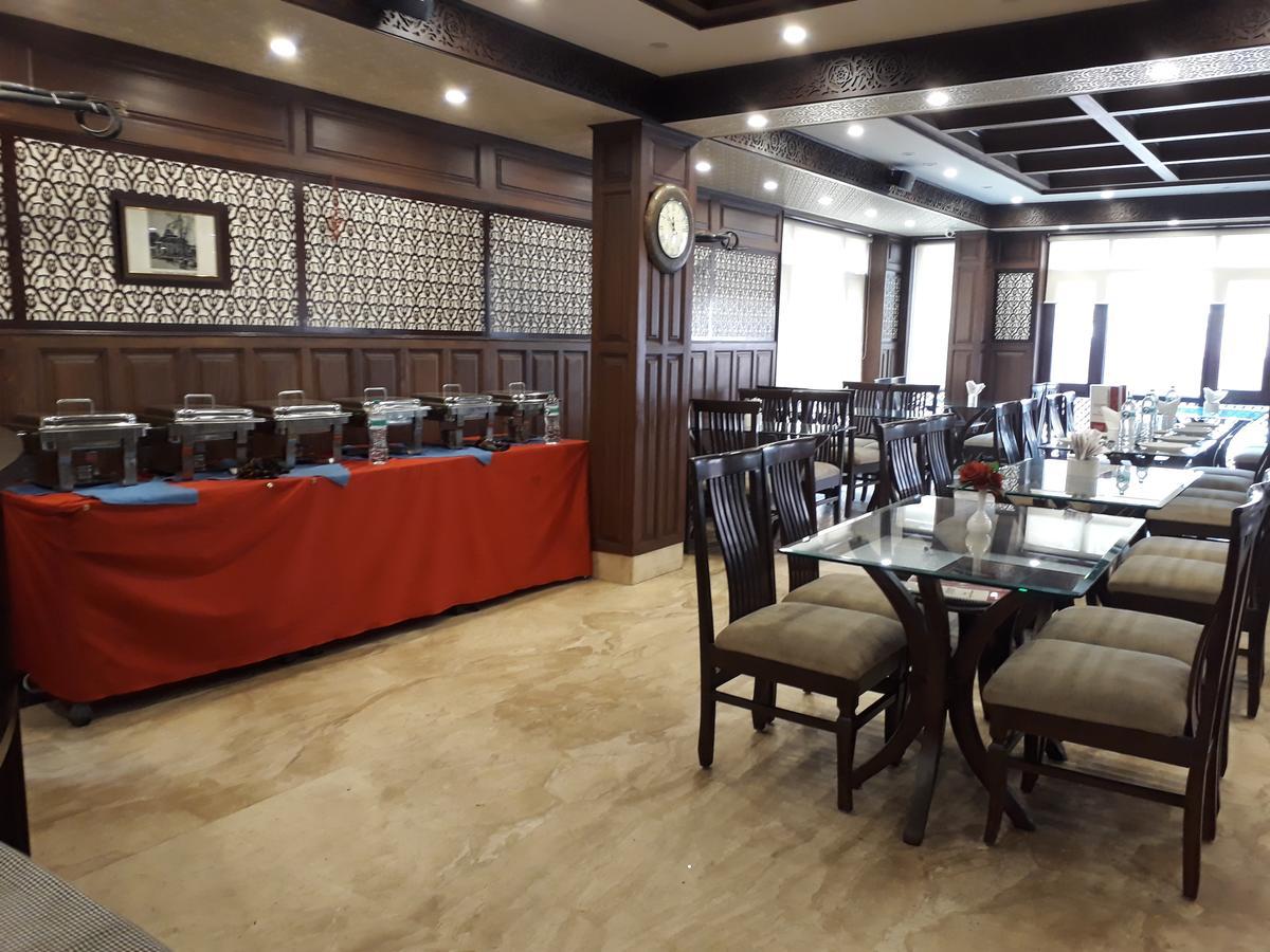 Standard Hotel And Resturant Srīnagar Esterno foto