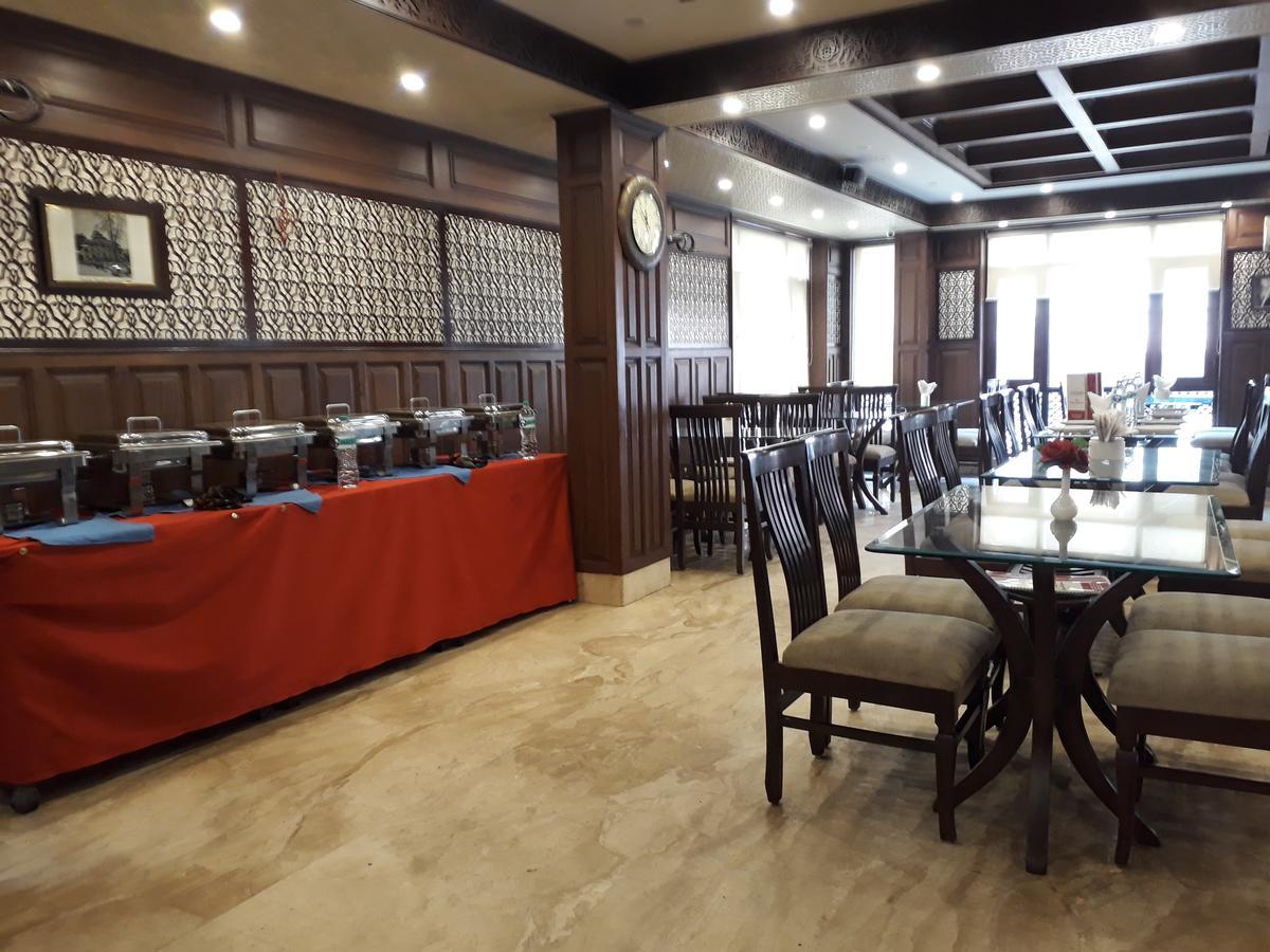 Standard Hotel And Resturant Srīnagar Esterno foto